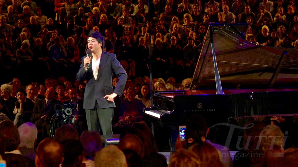 Lang Lang annonce ses "bis" aux spectateurs du Royal Albert Hall.