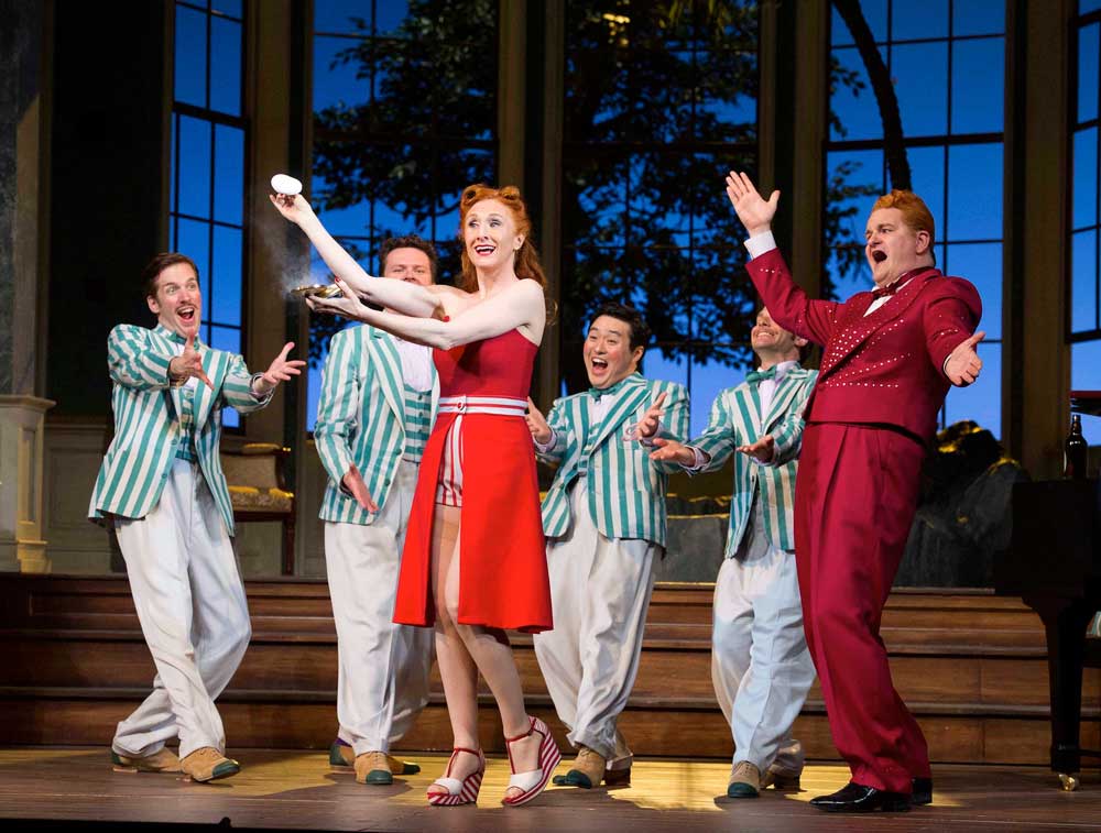 <i>Ariane à Naxos</i>. Laura Claycomb (Zerbinette) et Wolfgang Ablinger-Sperrhacke (le Maître de ballet), devant les quatre comédiens : James Kryshak, Dmitri Vargin, Andrew Stenson et Torben Jürgens.  © Alastair Muir