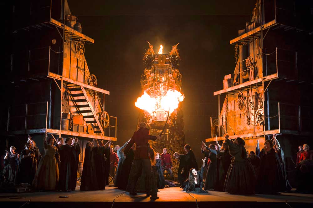 Fin de l'Acte II des <i>Troyens</i> de Berlioz mis en scène par David McVicar pour le Royal Opera House.  © ROH/Bill Cooper, 2012