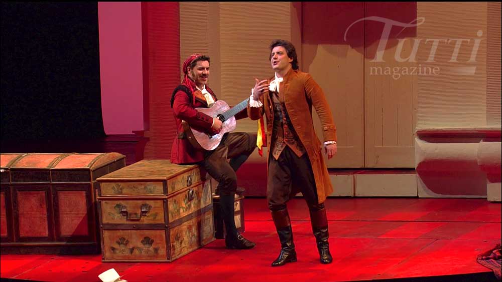 Luca Salsi (Figaro) et Dmitry Korchak (Le Conte d'Almaviva) à l'Acte I du <i>Barbier de Séville</i> au Teatro Regio de Parme.