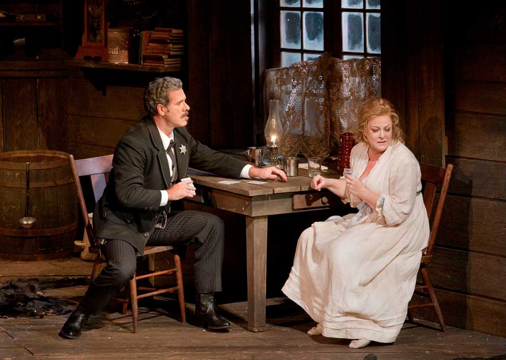 Lucio Gallo (Jack Rance) et Deborah Voigt (Minnie) dans <i>La Fanciulla del West</i>.  Photo Ken Howard/Metropolitan Opera