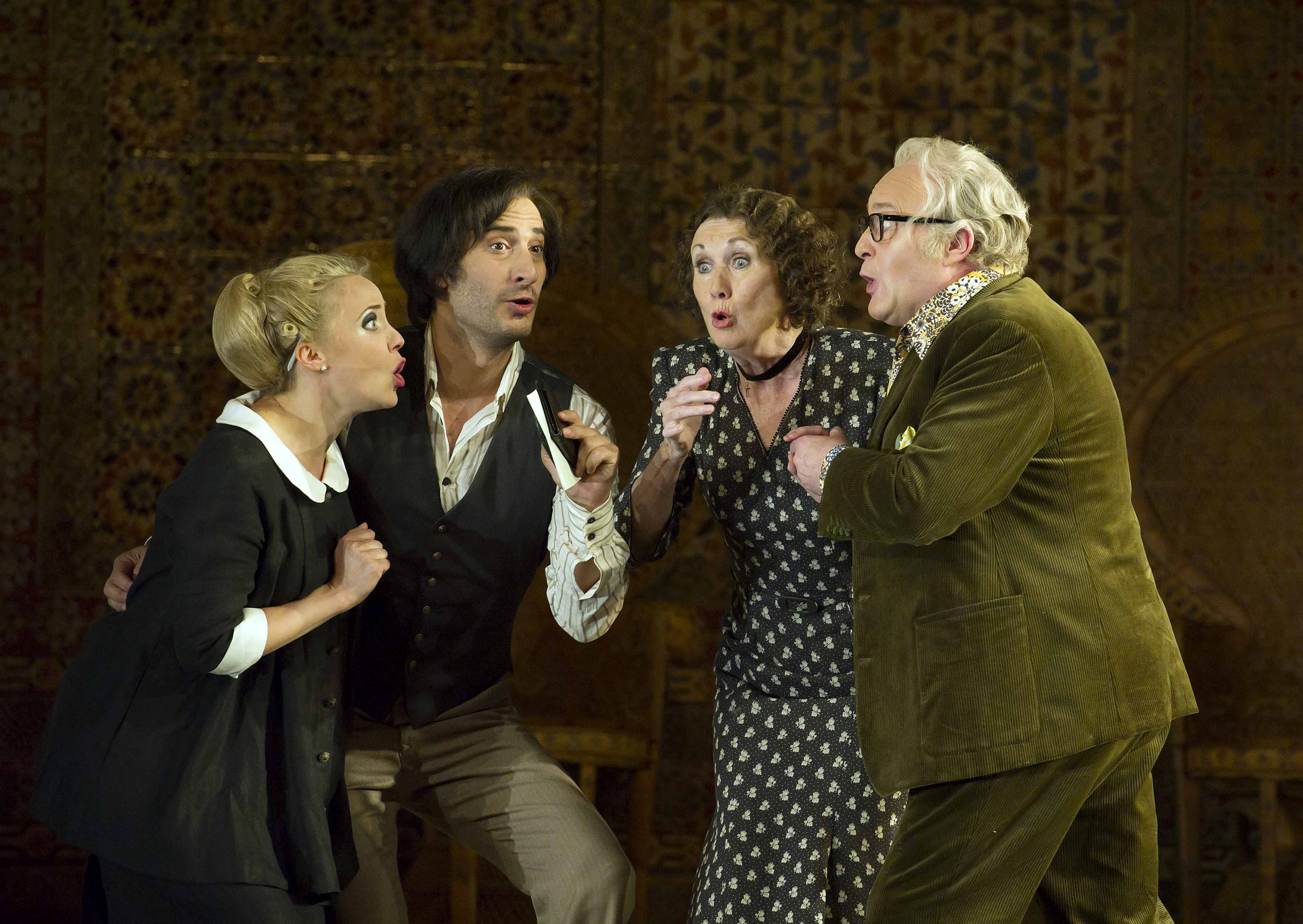Lydia Teuscher (Susanna), Vito Priante (Figaro), Ann Murray (Marcellina) et Andrew Shore (Bartolo).  © Alastair Muir