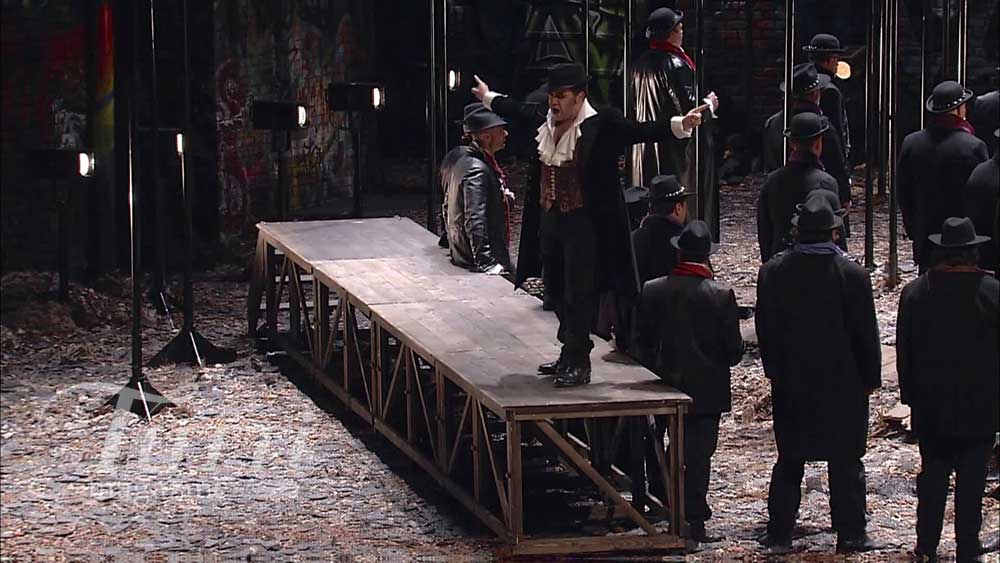 Aquiles Machado à l'Acte I de <i>I Masnadieri</i> de Verdi à Naples en 2012.