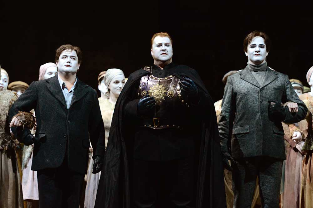 Marc Heller (Baroncelli), Torsten Kerl (Rienzi) et Leonardo Neiva (Cecco del Vecchio) dans <i>Rienzi</i>.  © Tommaso Le Pera