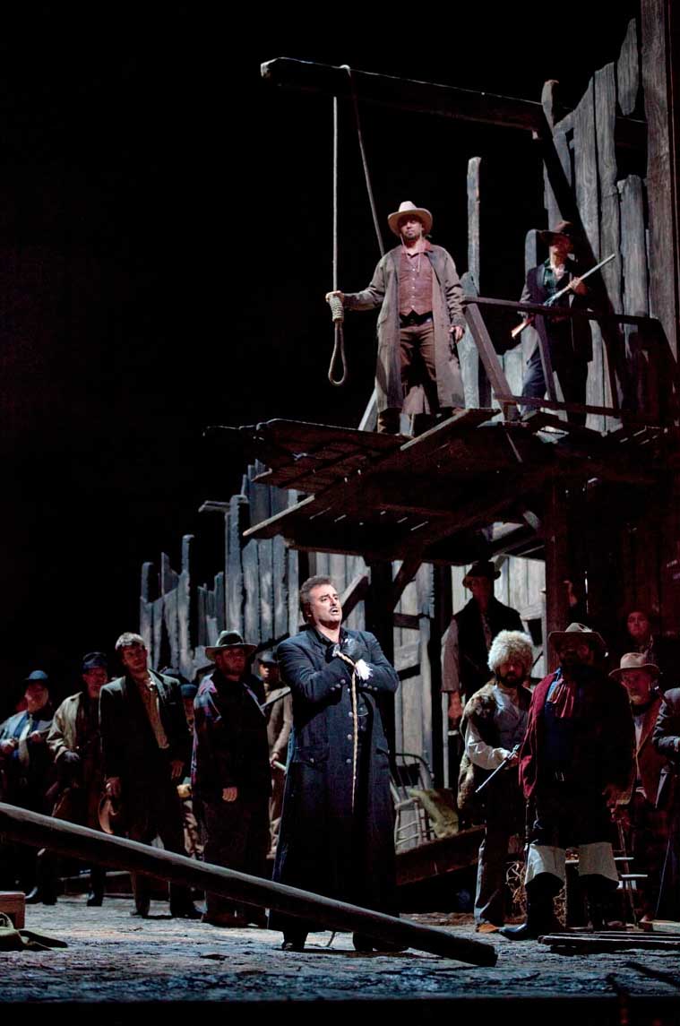 Marcello Giordani dans la scène finale de <i>La Fanciulla del West</i>.  Photo Ken Howard/Metropolitan Opera