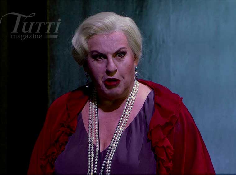 Marjana Lipovsek interprète le rôle de Klytamnestra.