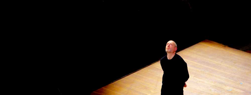 Mark Padmore interprète l'Évangéliste dans <i>La Passion selon Saint Matthieu</i> mise en espace par Peter Sellars.  © Andreas Knapp