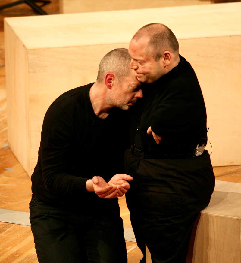 Mark Padmore (l'Évangéliste) et Thomas Quasthoff (basse) dans <i>La Passion selon Saint Matthieu</i> dirigée par Simon Rattle.  © Andreas Knapp - 2010