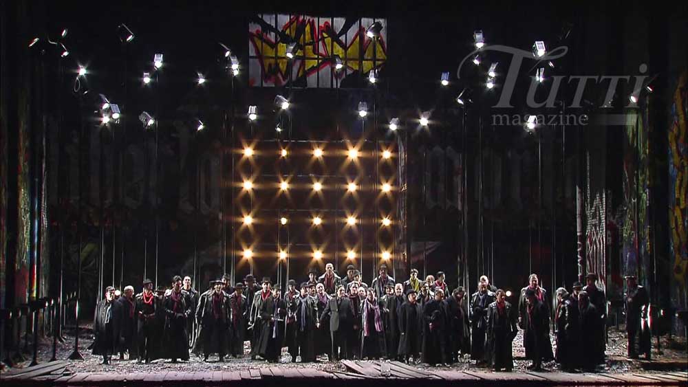 Les chœurs du Théâtre San Carlo de Naples dans <i>I Masnadieri</i> de Verdi.