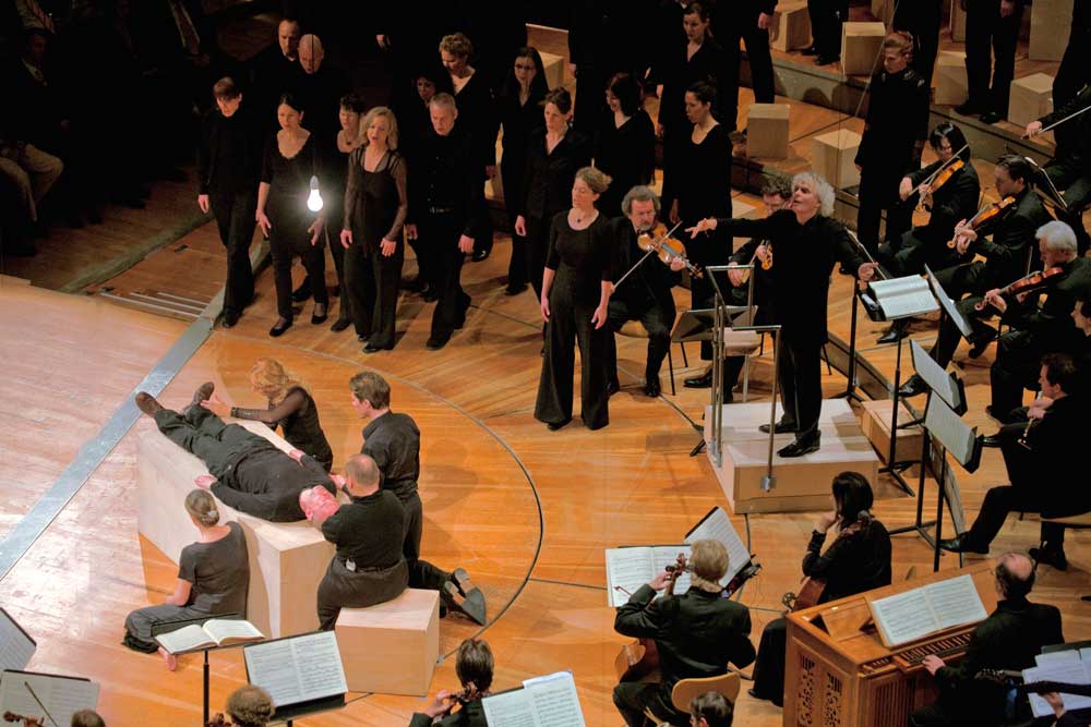<i>La Passion selon Saint Matthieu</i> dirigée par Simon Rattle et mise en espace par Peter Sellars.  © Andreas Knapp