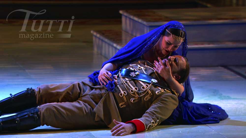 Emma Matthews (Lakmé) et Aldo Di Toro (Gerald) dans <i>Lakmé</i> mis en scène par Roger Hodgman à Sydney.