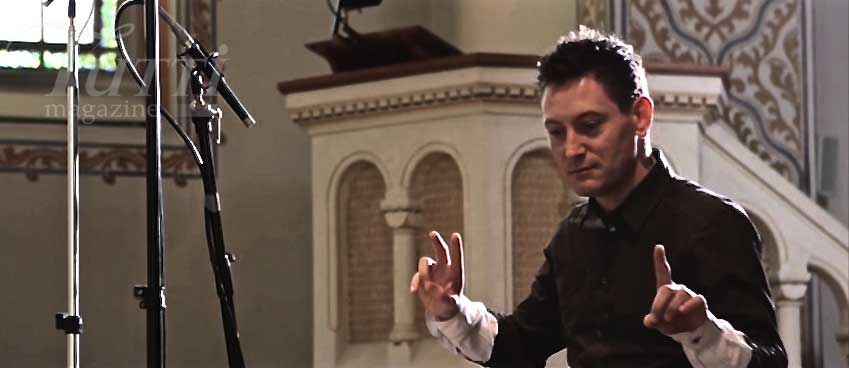 Maurice Steger dirige les musiciens pendant l'enregistrement.