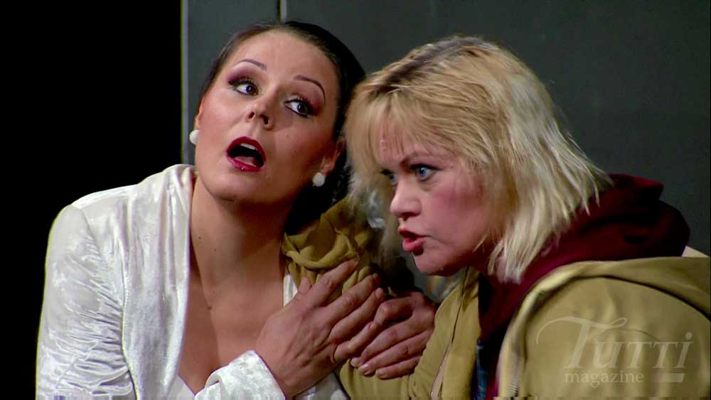 Melanie Diener (Chrysothemis) et Eva Johansson (Elektra) dans <i>Elektra</i> mis en scène par Martin Kusej.