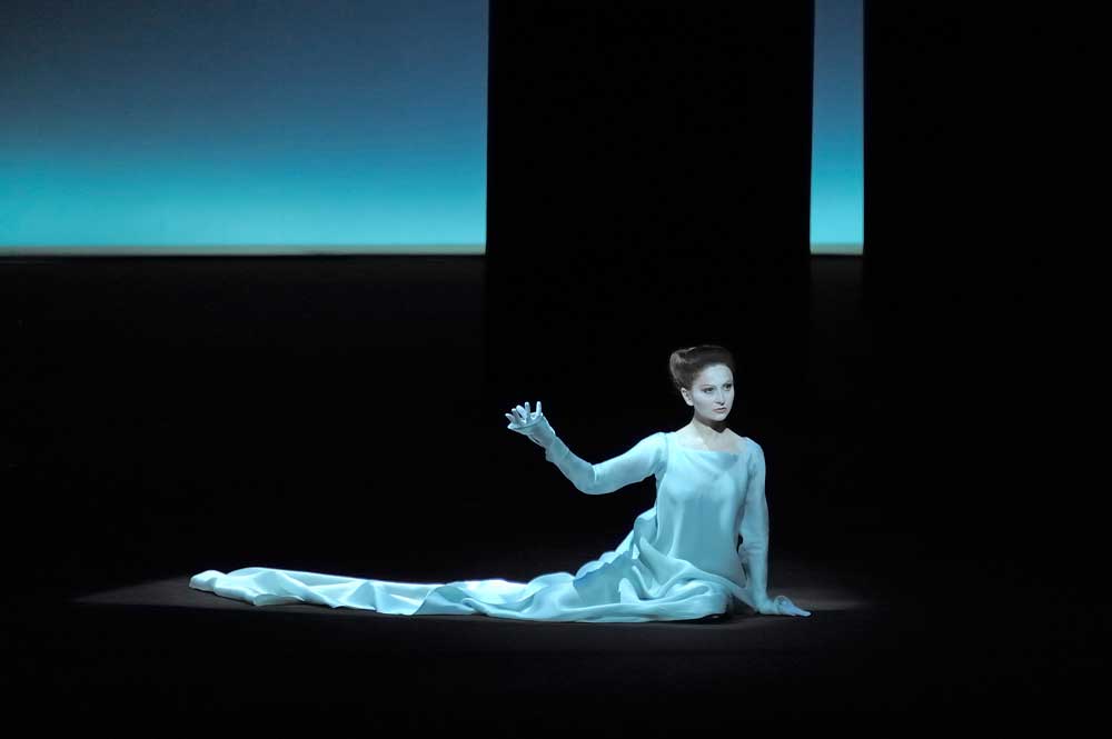 Elena Tsallagova interprète le rôle de Mélisande dans <i>Pelléas et Mélisande</i> à l'Opéra Bastille en 2012.  © Charles Duprat/OnP