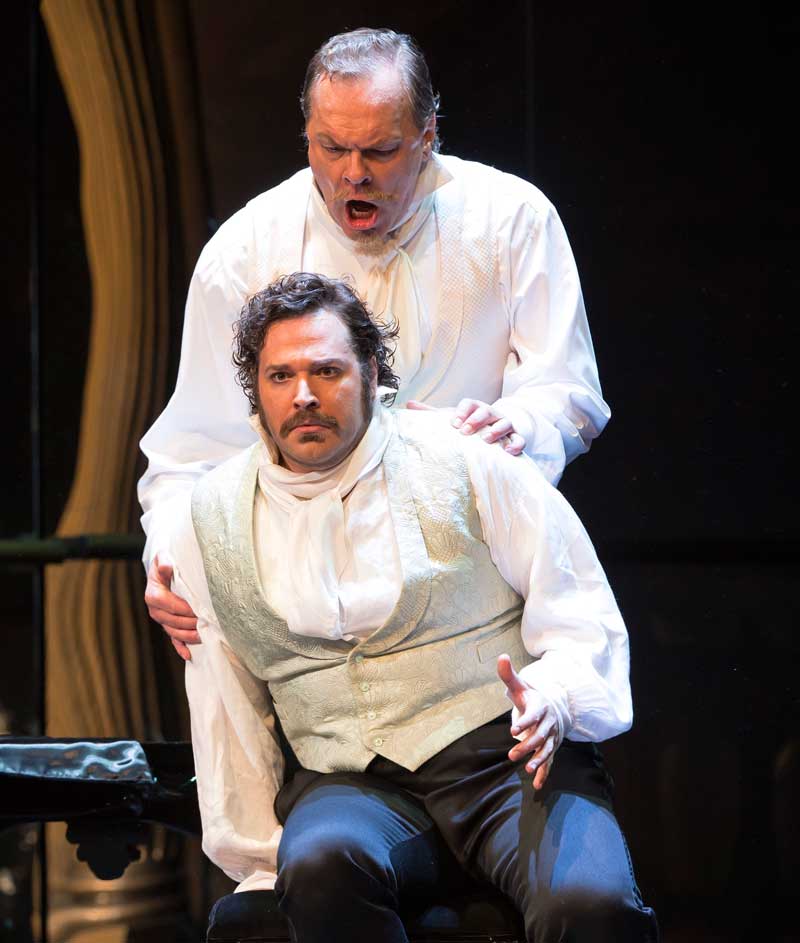 Bryan Hymel (Henri) et Michael Volle (Montfort). © ROH/Bill Cooper
