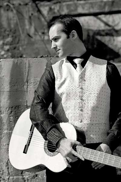 Roberto Moronn Pérez et sa guitare du facteur Mariano Condé.  D.R.