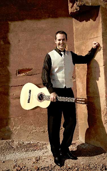 Roberto Moronn Pérez et sa guitare Mariano Condé.  D.R.