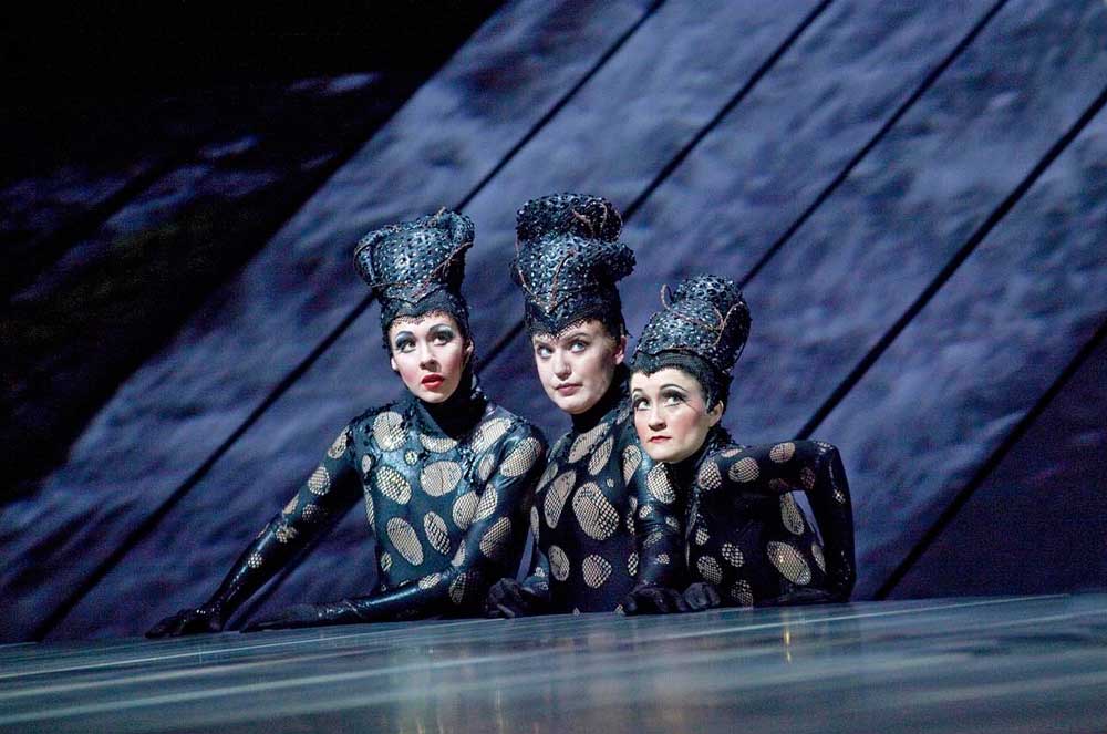 Tamara Mumford (Floßilde), Jennifer Johnson Cano (Wellgunde) et Erin Morley (Woglinde).  Photo : Ken Howard/Metropolitan Opera