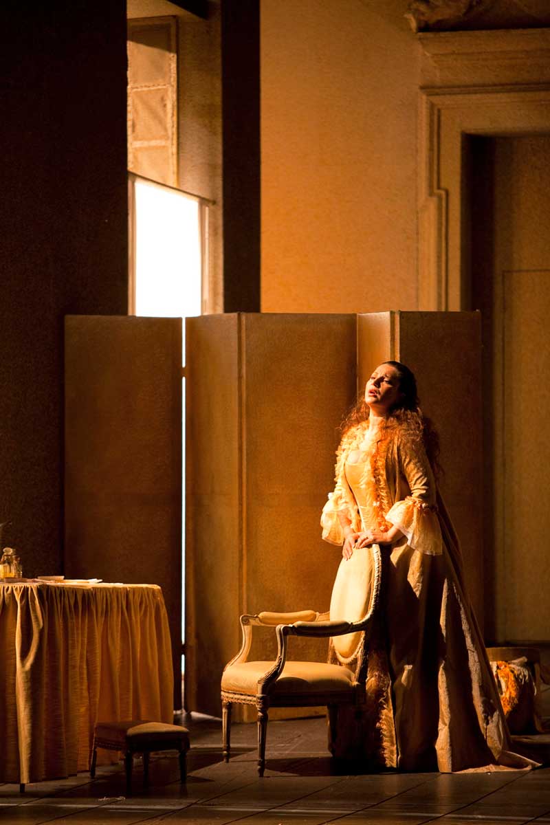 Barbara Frittoli (Contesse Almaviva).  Photo Fred Toulet