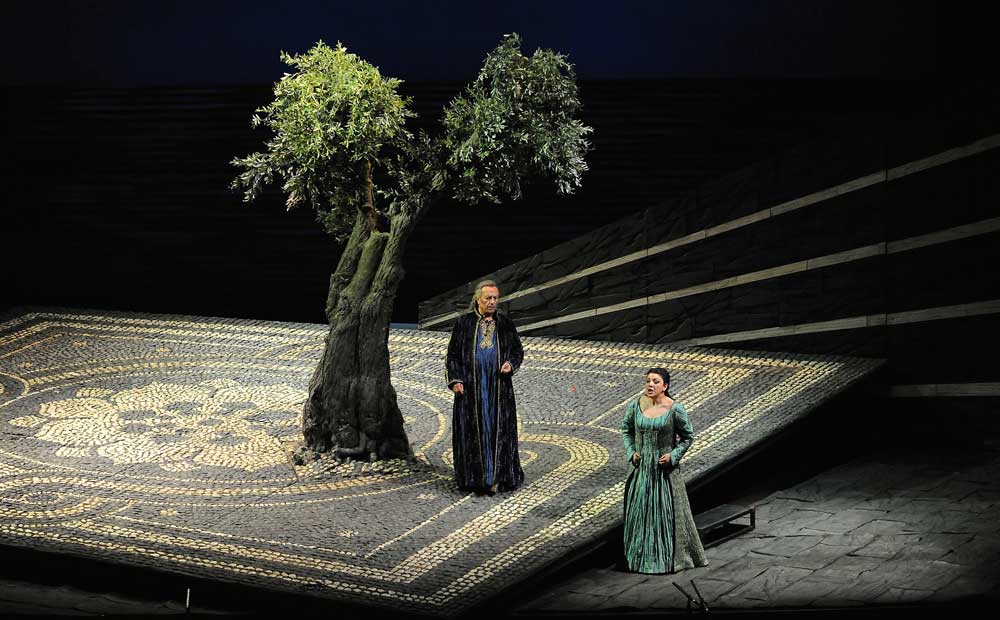 Leo Nucci et Tamar Iveri dans <i>Simon Boccanegra</i> mise en scène par Giorgio Gallione.  © Roberto Ricci/Teatro Regio di Parma