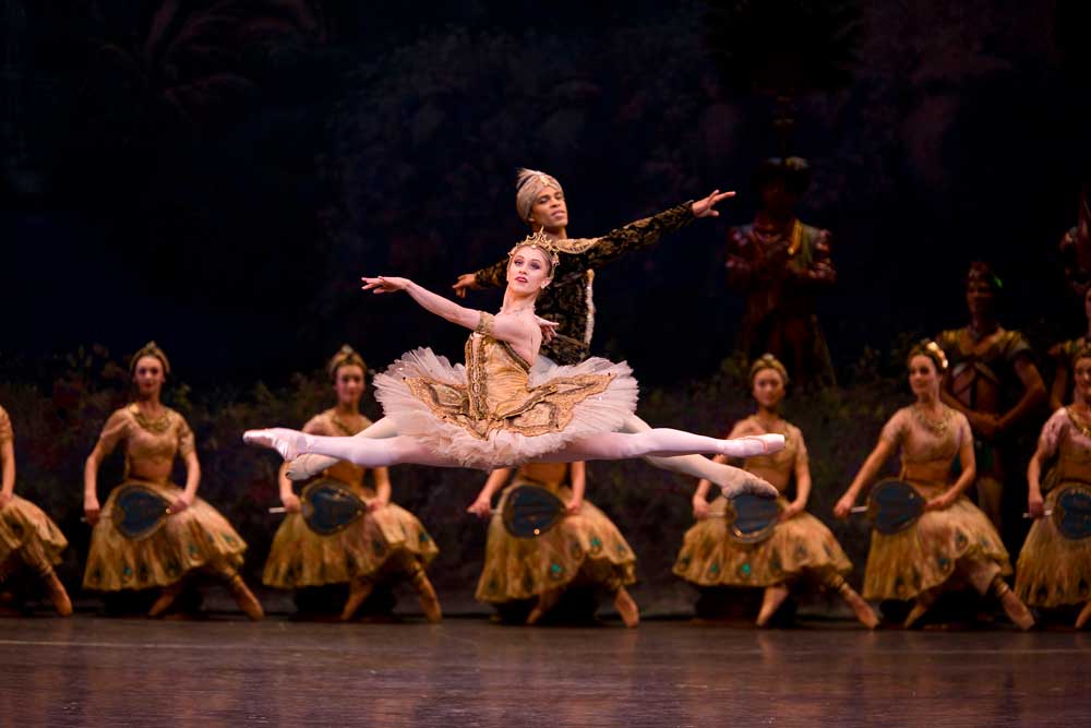 Marianela Nuñez (Gamzatti) et Carlos Acosta (Solor).   Photo © ROH/Bill Cooper 2009