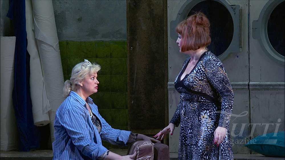 Olga Sergeeva et Olga Savova dans <i>La Femme sans ombre</i> mis en scène par Jonathan Kent au Théâtre Mariinsky en 2011.