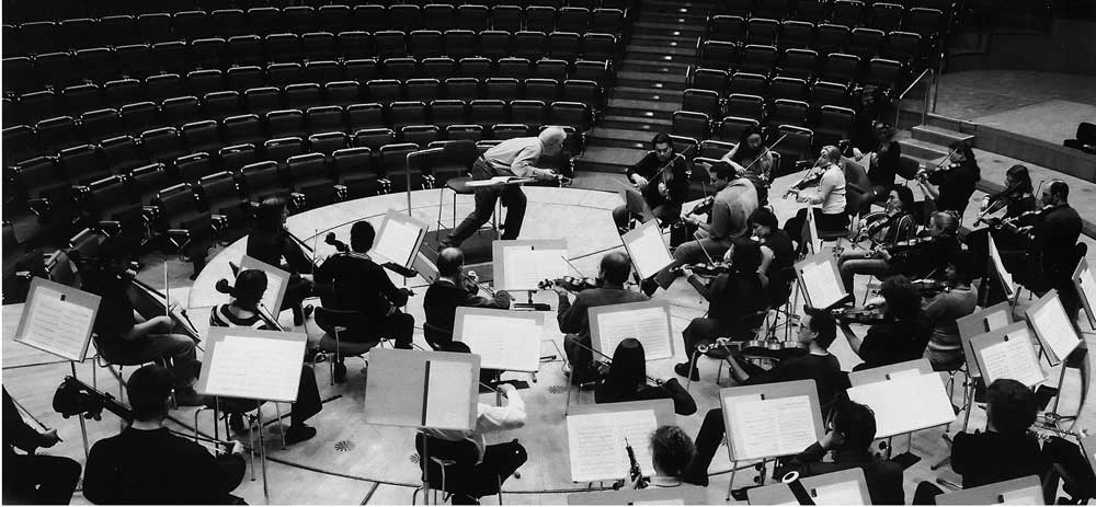 Répétition de l'Orchester der KlangVerwaltung dirigé par Enoch zu  Guttenberg.  D.R.