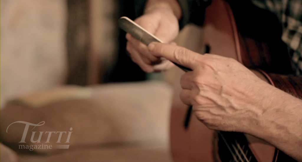 Paco de Lucia soigne ses ongles avant de jouer.