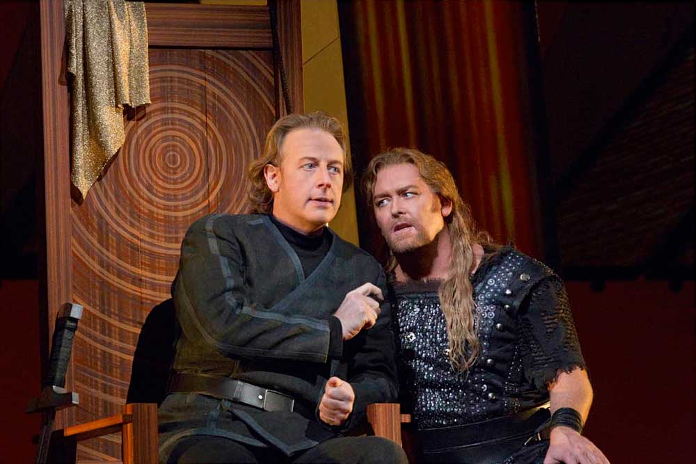 Iain Paterson (Gunther) et Jay Hunter Morris (Siegfried).  Photo : Ken Howard/Metropolitan Opera
