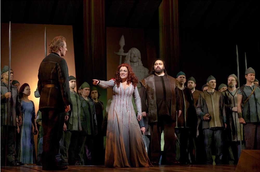Iain Paterson (Gunther), Deborah Voigt (Brünnhilde) et Hans-Peter König (Hagen).  Photo : Ken Howard/Metropolitan Opera