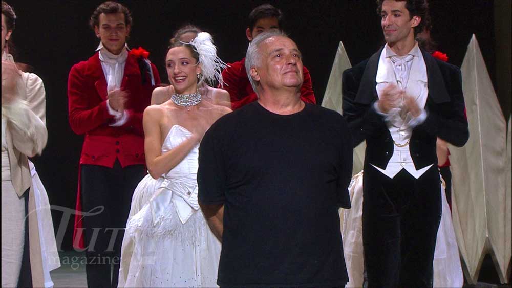 Le chorégraphe Patrice Bart salue à la fin de son ballet.