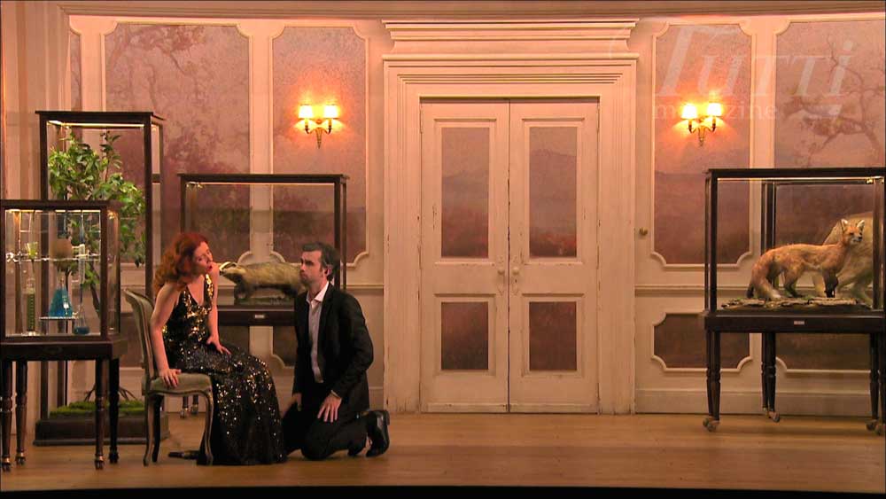 Patricia Petibon (Alcina) et Anthony Gregory (Oronte) dans <i>Alcina</i> mis en scène par Katie Mitchell à Aix en 2015.