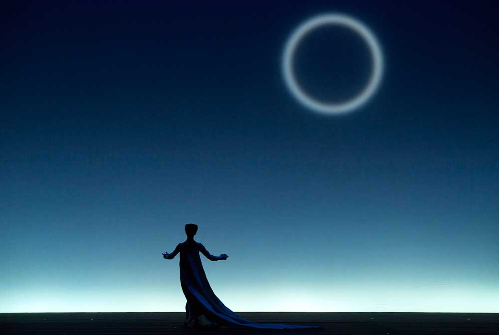 Elena Tsallagova dans <i>Pelléas et Mélisande</i> mis en scène par Robert Wilson.  © Elisa Haberer/OnP