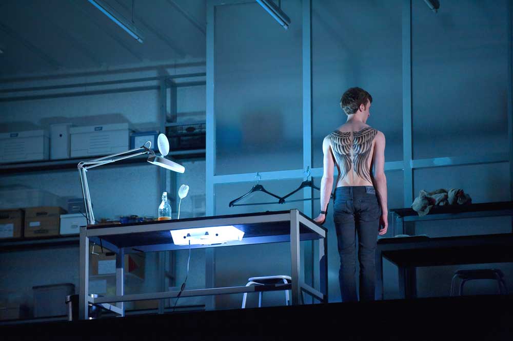 Peter Hobday joue le rôle d'un Ange Archiviste dans <i>Written on Skin</i> de George Benjamin.  © Stephen Kummiskey