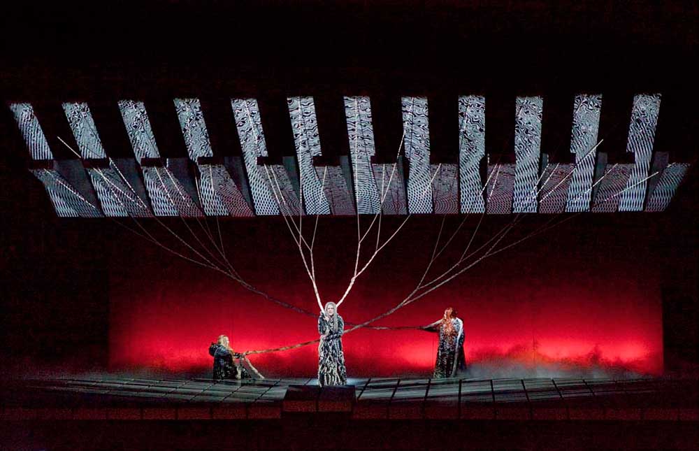 Les Nornes - Prologue du <i>Crépuscule des Dieux</i> mis en scène par Robert Lepage.  Photo : Ken Howard/Metropolitan Opera