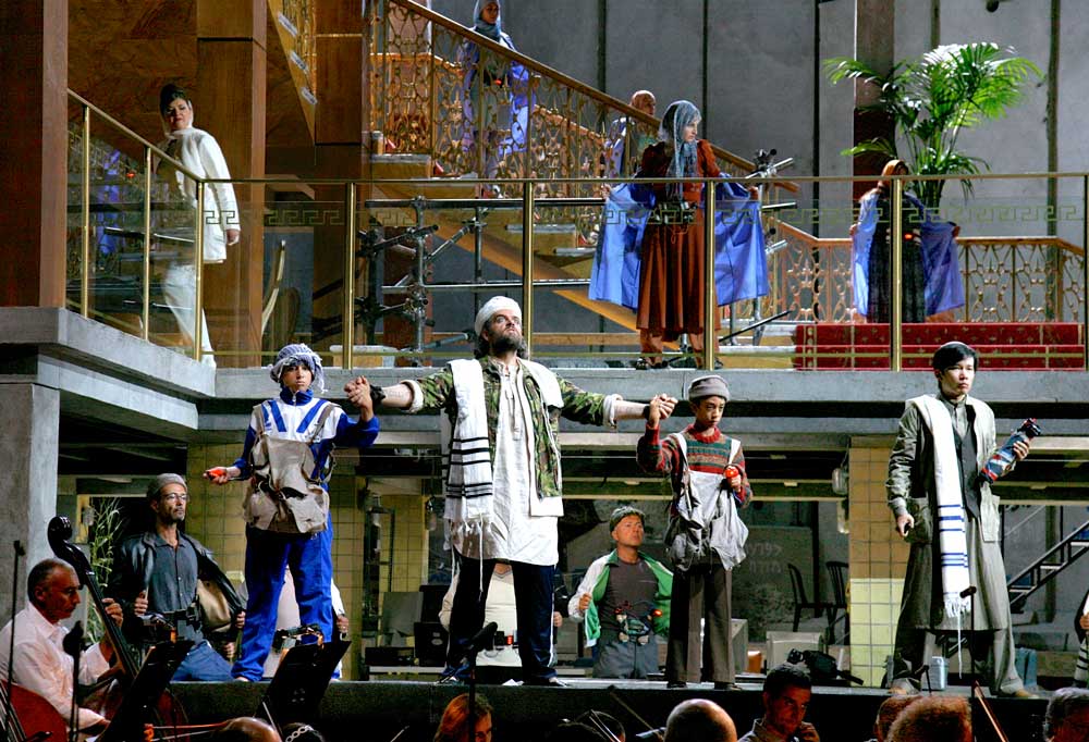 Riccardo Zanellato (Mosè) et Yijie Shi (Aronne) dans <i>Moïse en Égypte</i> de Rossini en 2011 à Pesaro. © Studio Amati Bacciardi