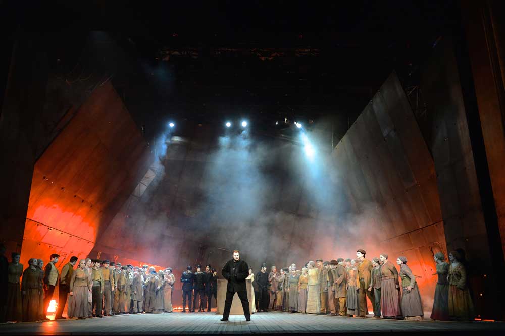 <i>Rienzi</i> mis en scène par Jorge Lavelli au Théâtre du Capitole. Au centre, Torsten Kerl dans le rôle-titre.  © Tommaso Le Pera