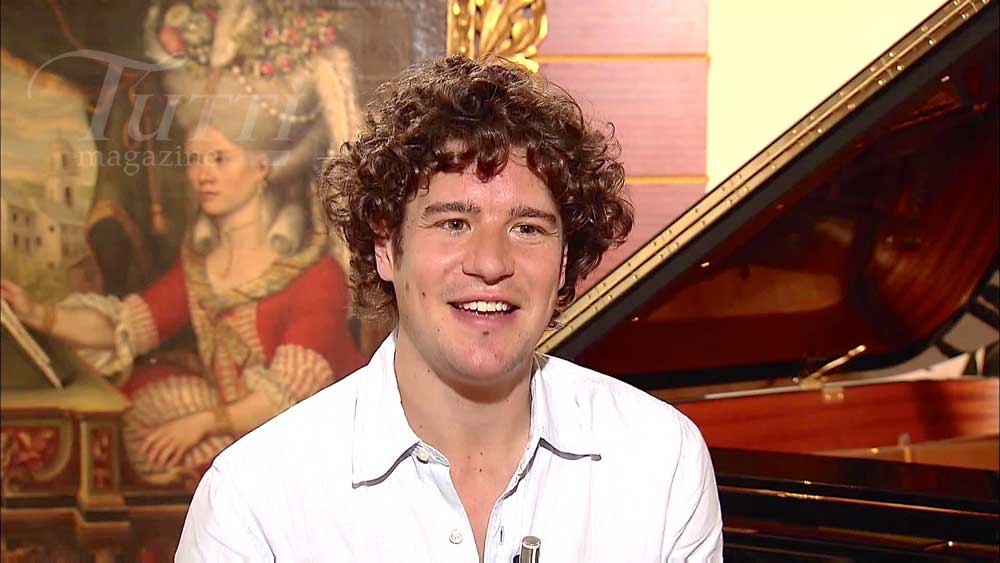 Interview de Robin Ticciati dans les bonus de <i>Peter Grimes</i>, édité en Blu-ray et DVD par Opus Arte.