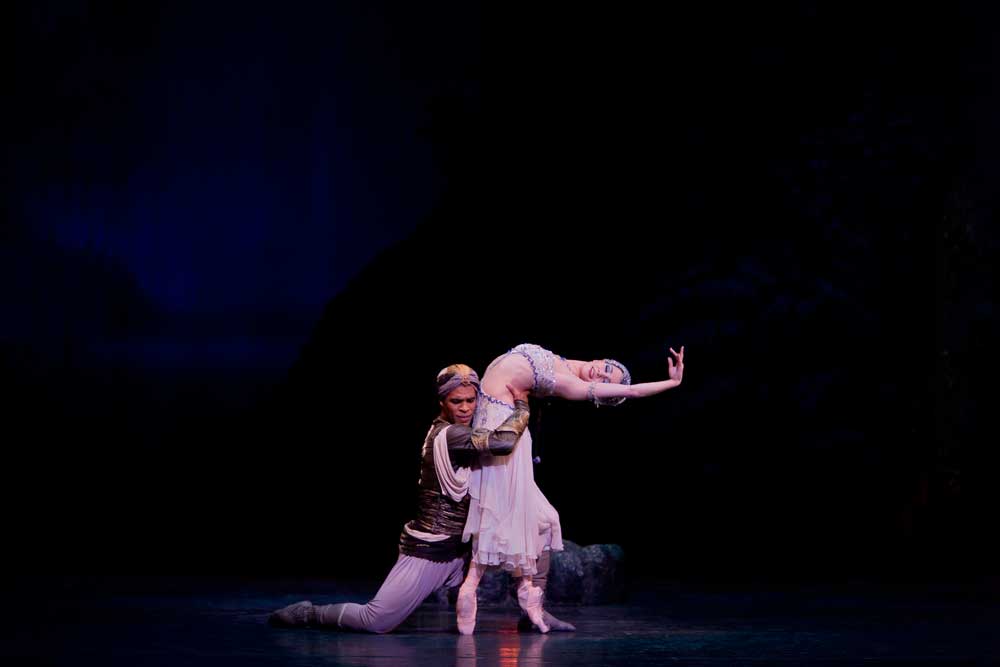 Tamara Rojo (Nikiya) et Carlos Acosta (Solor).  Photo © ROH/Bill Cooper 2009