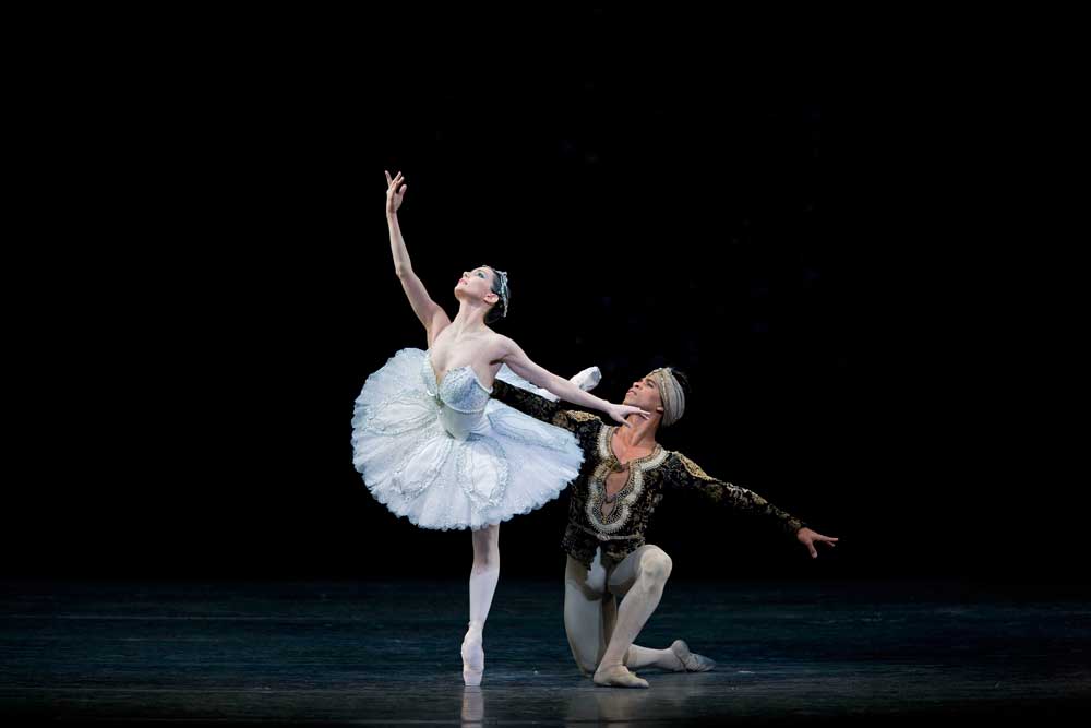 Tamara Rojo (Nikiya) et Carlos Acosta (Solor).  Photo © ROH/Bill Cooper 2009