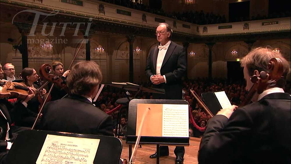 Nikolaus Harnoncourt s'apprête à diriger la <i>Missa Solemnis</i> de Beethoven dans la salle du Concertgebouw d'Amsterdam en avril 2012.