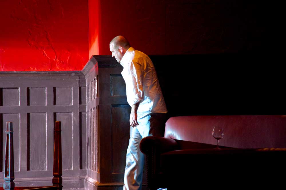 Scott Hendricks interprète Il Conte di Luna dans <i>Le Trouvère</i> à La Monnaie en 2012.  © Bernard Coutant