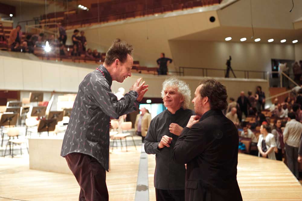 Peter Sellars met en place <i>La Passion selon Saint Matthieu</i> avec Simon Rattle et Christian Gerhaher.  © Andreas Knapp - 2010