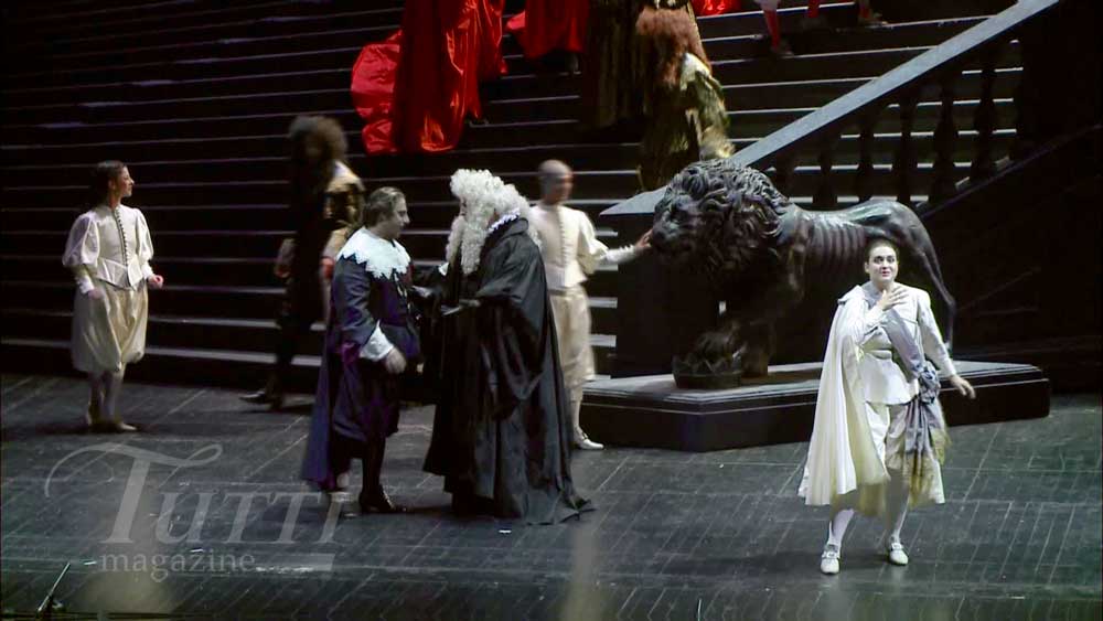 Serena Gamberoni chante le rôle d'Oscar dans <i>Un Bal masqué</i> mis en scène par Massimo Gasparon en 2011.