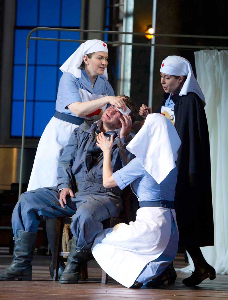 Sergey Skorokhodov (Bacchus) dans <i>Ariane à Naxos</i> à Glyndebourne. À sa gauche, Ana Maria Labin (Naïade) ; à sa doite, Adriana Di Paola (Dryade).  © Alastair Muir