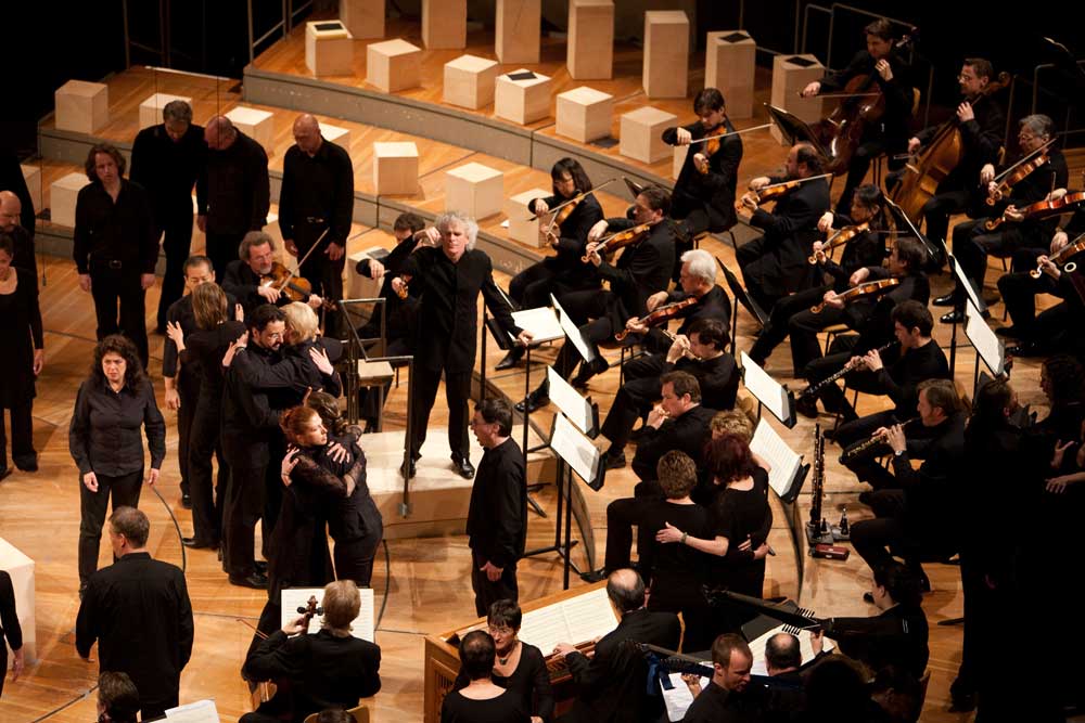 Simon Rattle et le Runfunkchor Berlin dans <i>La Passion selon Saint Matthieu</i> à la Philharmonie de Berlin.  © Andreas Knapp - 2010
