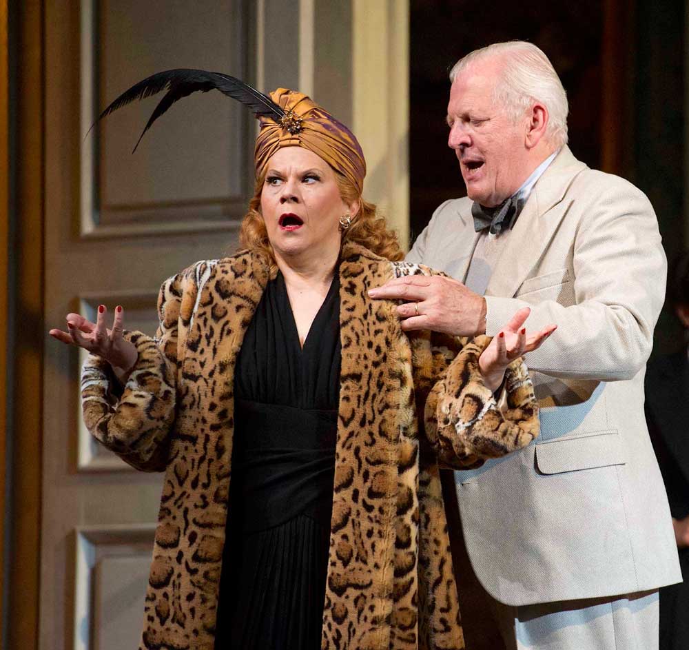 Soile Isokoski (la Prima Donna) et Thomas Allen (le Maître de musique) dans <i>Ariane à Naxos</i> à Glyndebourne en juin 2013.  © Alastair Muir