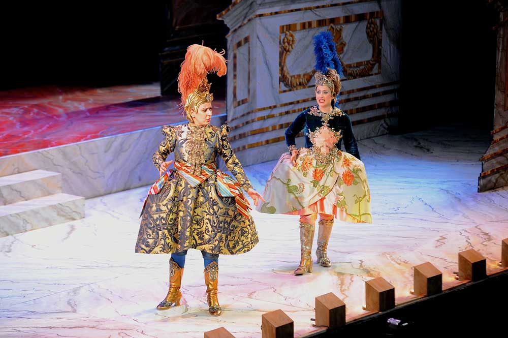 Sonia Prina (Partenope) et Maria Grazia Schiavo (Rosmira) dans <i>La Partenope</i> en 2011.  © Auditorium V. Villegas, Murcia