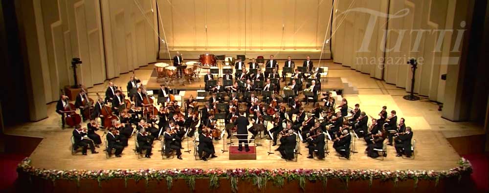 Christian Thielemann dirige la Staatskapelle Dresden dans les <i>Symphonies</i> de Brahms Nos. 1 et 3 au NHK Hall de Tokyo en 2012.