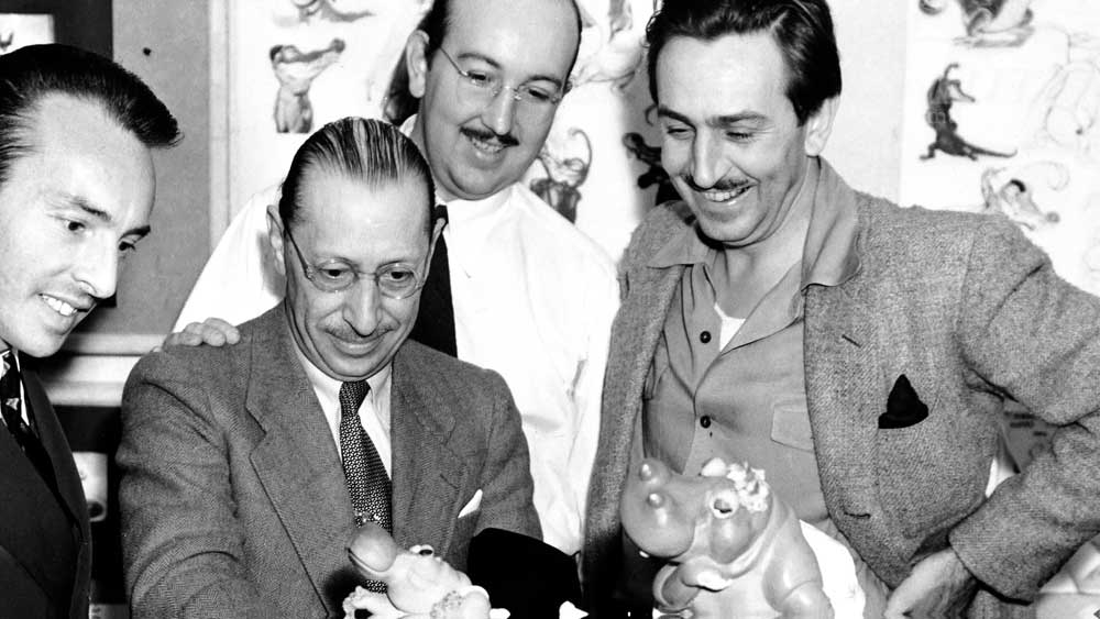 Igor Stravinsky et Walt Disney discutent devant des modèles des hippopotames de <i>La Danse des heures</i> du film <i>Fantasia</i>.